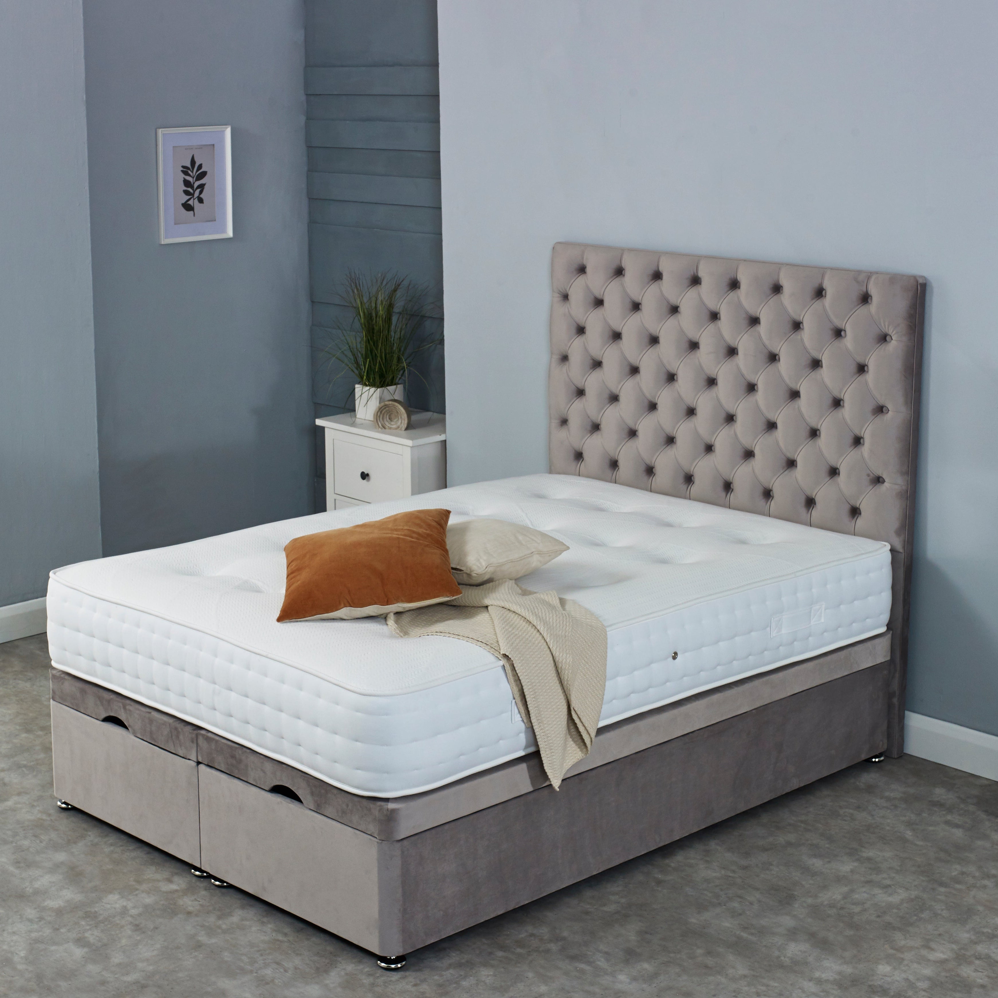 Vianna Divan Ottoman With 26" Chesterfield Headboard Design